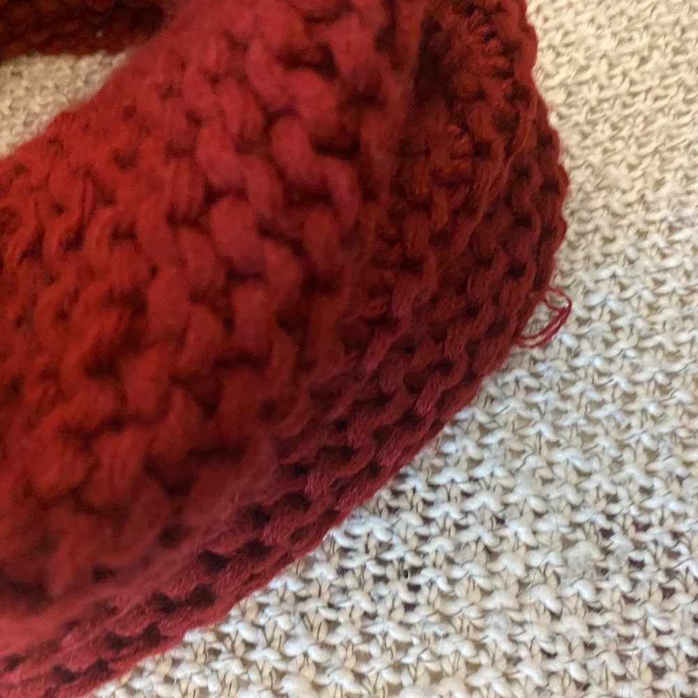 GAP - Knit Bold Red Circle Scarf - Picture 2 of 5